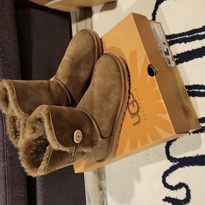 Women Ugg Bailey button boots